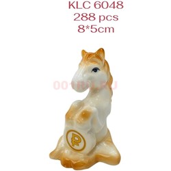 Лошадь с монетой (KLC-6048) символ 2026 года из фарфора - фото 221490