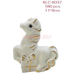 Лошадка с подарком (KLC-6037) символ 2026 года из фарфора - фото 221512