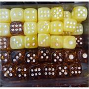 Кости игральные 18 мм из янтаря 2 цвета (пара)