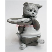 Кошка с рыбой в блюдце из мраморной крошки