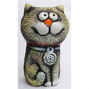 Кот с голубой подвеской из шамота