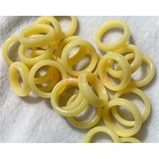 Кольцо из керамики медовый цвет